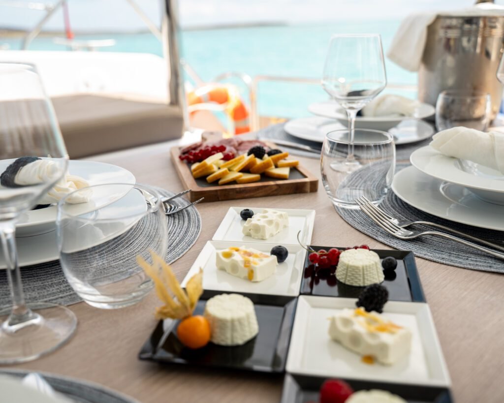 Tavola elegante apparecchiata con vista mare per un'esperienza gourmet con chef privato in Costa Smeralda
