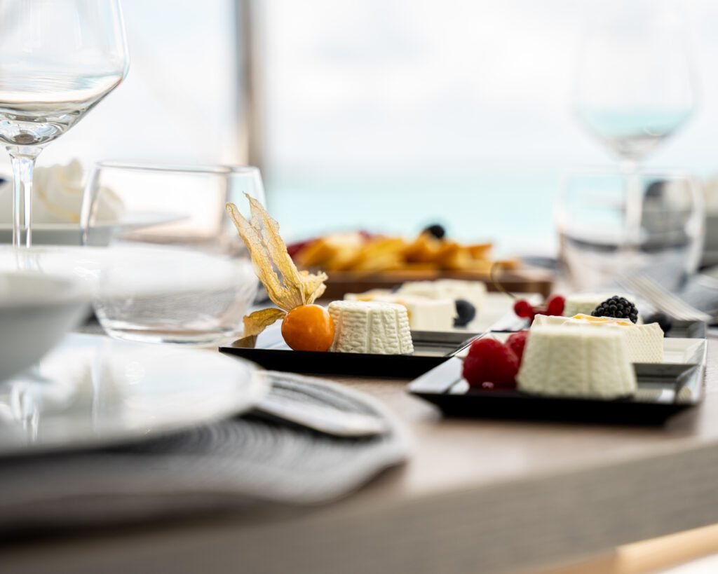Tavola apparecchiata con eleganza su uno yacht per un'esperienza gourmet privata in Sardegna