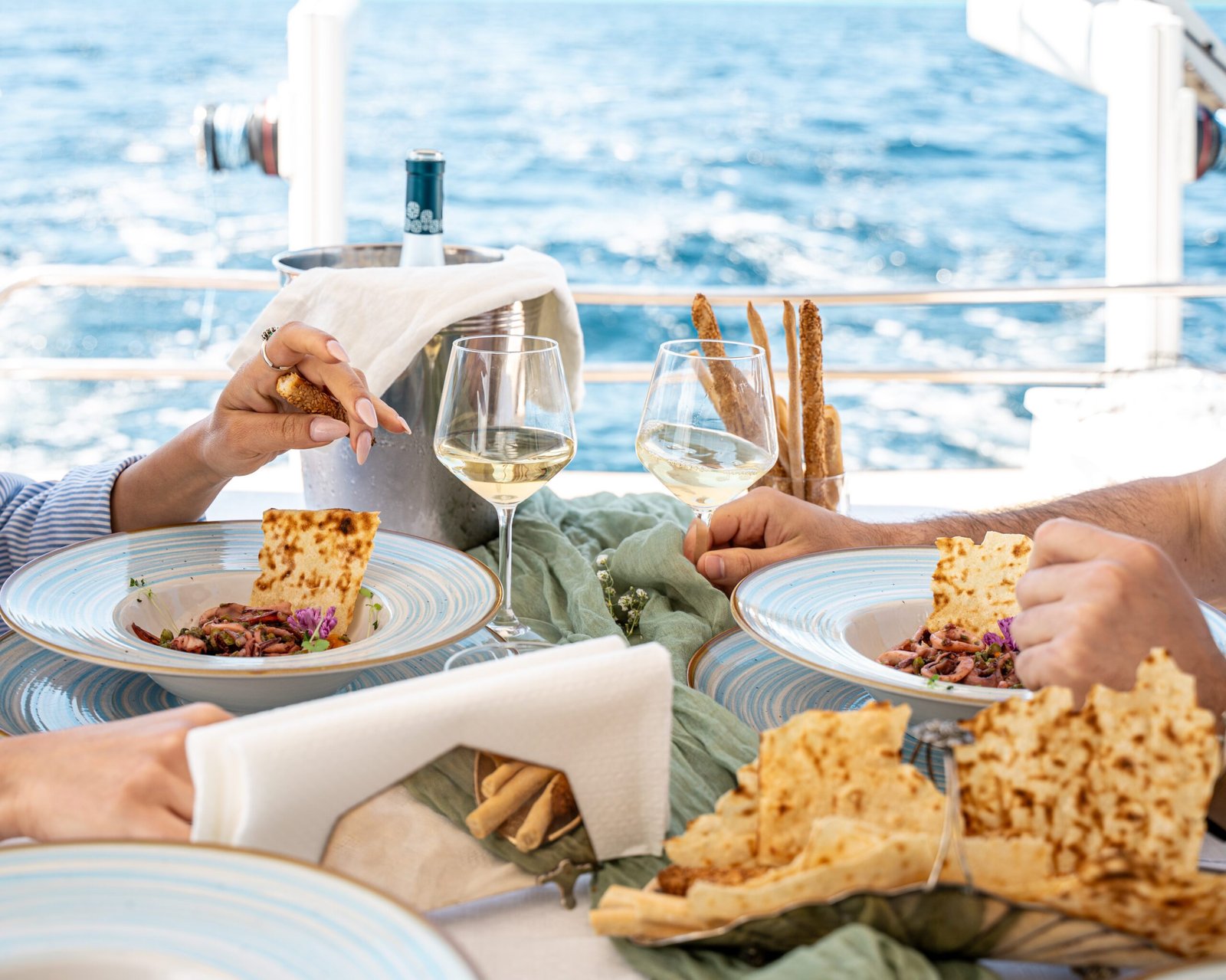 Degustazione gourmet all’aperto con vista mare, in un’atmosfera rilassata e raffinata